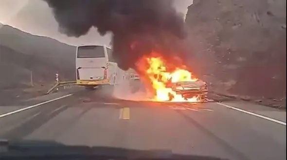 آتش گرفتن دو خودرو سوخت بر / رانندگان زنده زنده سوختند + فیلم