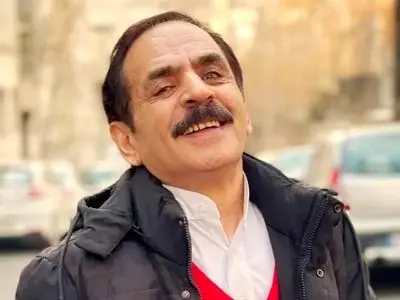 فیلم / آقا رشید با دلخوری از پدرش : بابام اون شب که میخواست من رو درست کنه  باید خیلی کار میکرد ... قد بلندا باید قدر باباشونو بدونن خیلی کار کرده تا ...