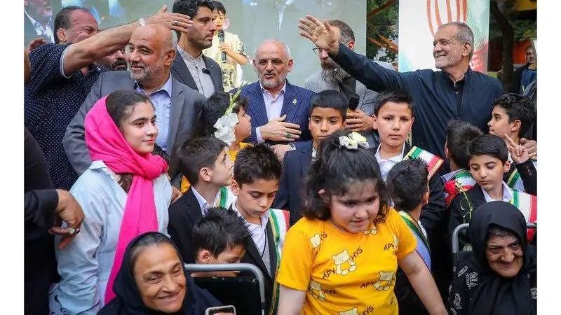 مسعود پزشکیان عصر روز سه‌شنبه( ۱۴ مرداد) با حضور در مجتمع خدمات بهزیستی و شیرخوارگاه آمنه، در مراسمی که به منظور گرامیداشت یاد شهدای کودک و خردسال تجاوز رژیم صهیونیستی برگزار شده بود شرکت کرد.