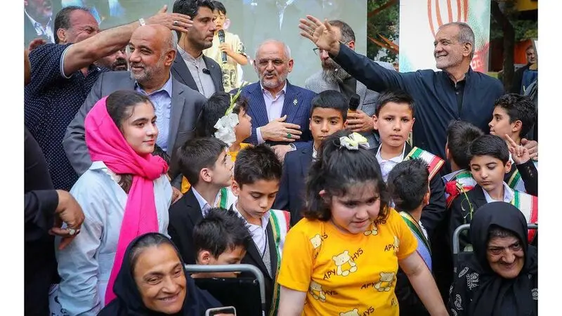 مسعود پزشکیان عصر روز سه‌شنبه( ۱۴ مرداد) با حضور در مجتمع خدمات بهزیستی و شیرخوارگاه آمنه، در مراسمی که به منظور گرامیداشت یاد شهدای کودک و خردسال تجاوز رژیم صهیونیستی برگزار شده بود شرکت کرد.