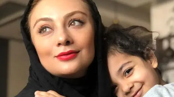 یکتا ناصر با تیپ دهه شصتی درکنار خانواده اش