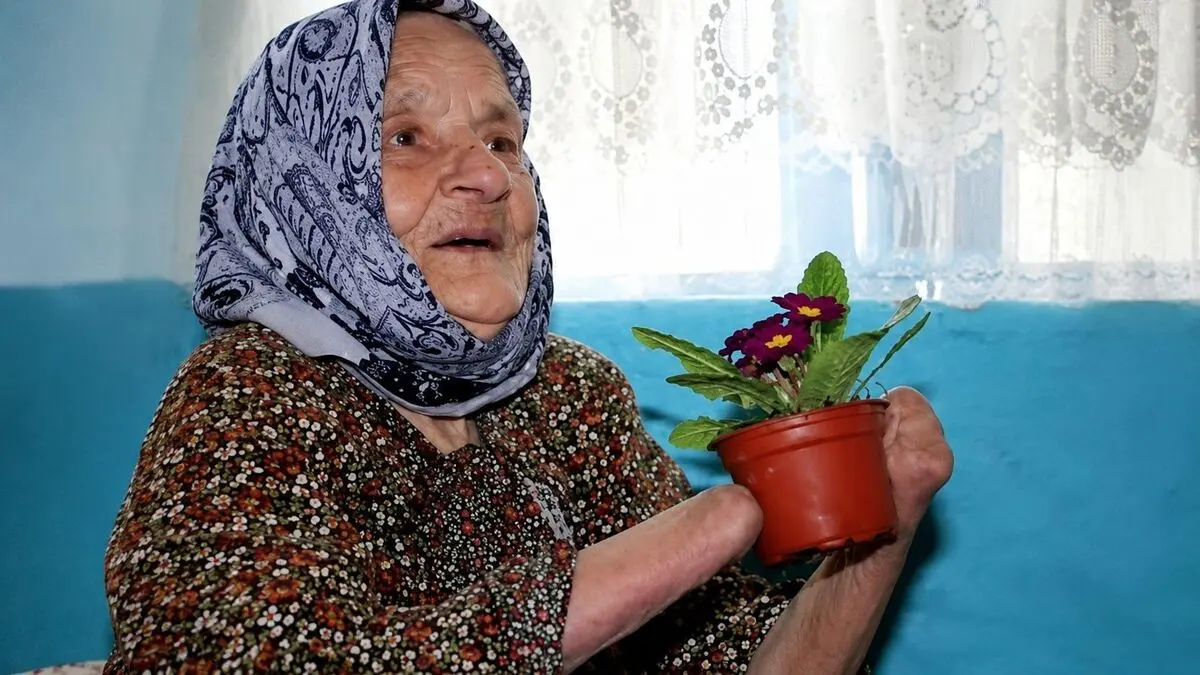 شوهر این زن دستانش را با داس قطع کرد چون به عروس هدیه داده بود / 24 سال بعد شوهرش با گلوله کشته شد