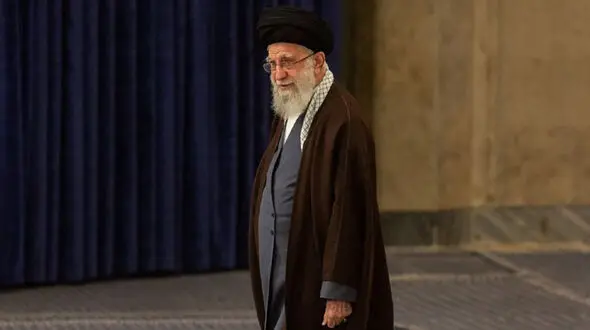 پذیرایی ساده و بدون تجملات از رهبر شهید انقلاب در جلسه با فرماندهان ارتش/ طالبی قاچ شده در بشقاب‌هایی از جنس استیل
