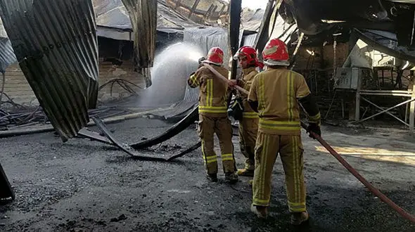 آتش‌سوزی هولناک در کارخانه یونولیت‌سازی زنجان 