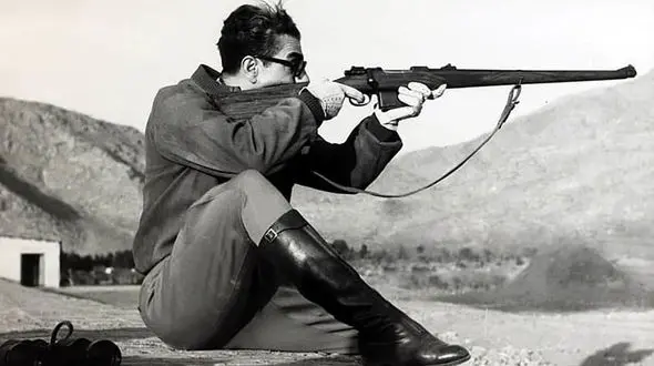 محمد رضا پهلوی از آمریکا سلاح می خرید و به کشور های دیگر می داد