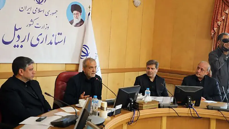 مسعود پزشکیان پیش از ظهر امروز( دوشنبه ) در حاشیه نشست بررسی اقدامات و نیازهای استان اردبیل