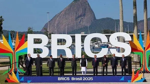 ترامپ از ترس حذف دلار بریکس را تهدید می کند / سودای بریکس در میانه تضعیف دلار و جنگ تعرفه‌ای ترامپ