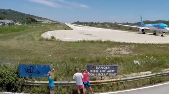 باد موتور هواپیمای ایرباس پسر 12 ساله را به آسمان برد + عکس 