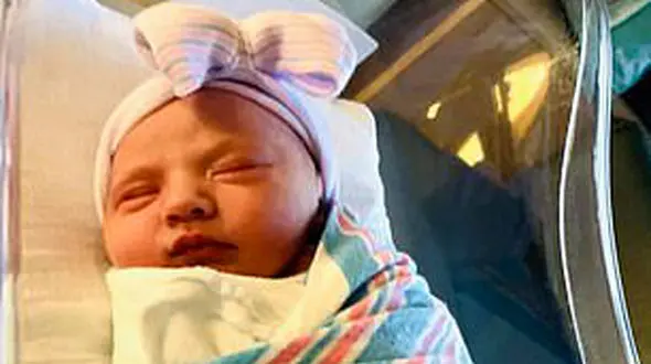 رها کردن نوزاد بدون لباس در خیابان / مادر پلید دستگیر شد+ عکس