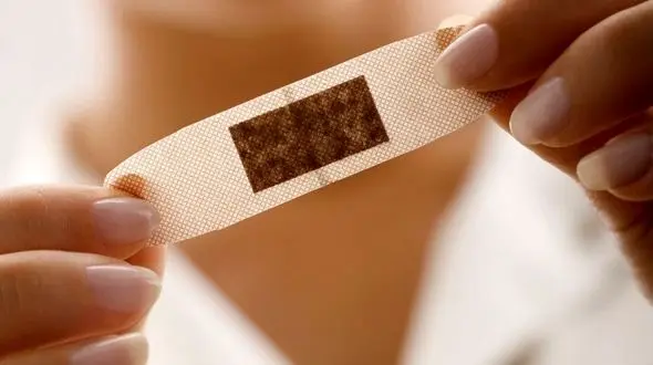 تمام عمرتان چسب زخم را اشتباه می بستید / روش درست بستن چسب زخم را ببینید