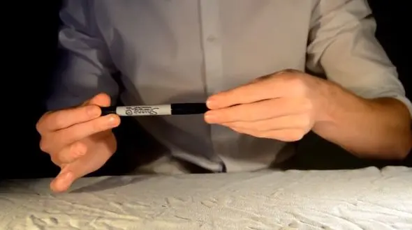 ببینید این مرد با خودکار چه کارهای عجیبی انجام می دهد!+ فیلم