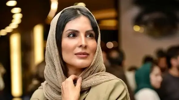 «آرزو تاج‌نیا» با استایل کاراملی موکایی/ بازیگر «هفت سر اژدها» در یک فستیوال هنری 