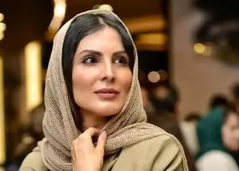 «آرزو تاجنیا» با استایل کاراملی موکایی/ بازیگر «هفت سر اژدها» در یک فستیوال هنری