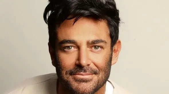 محمدرضا گلزار: گاهی باید به مراسمی میروم که باید بادیگارد باشد/ والا بیرون تنها میرم محافظ لازم ندارم