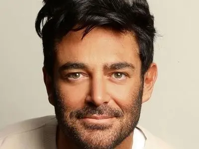 عکس/ شب کریسمس لوکس رضا گلزار در دبی با درخت کاج پرنور و هدیه‌های لاکچری و خاص