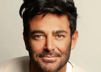 عکس/ شب کریسمس لوکس رضا گلزار در دبی با درخت کاج پرنور و هدیه‌های لاکچری و خاص