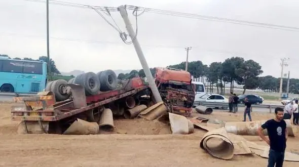 7 نفر مصدوم در حادثه واژگونی تریلی در جاده اصفهان-مبارکه 