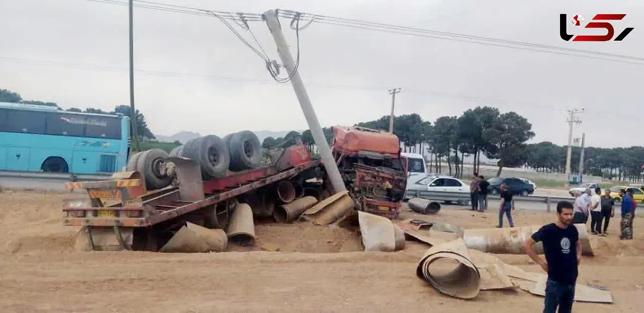7 نفر مصدوم در حادثه واژگونی تریلی در جاده اصفهان-مبارکه 
