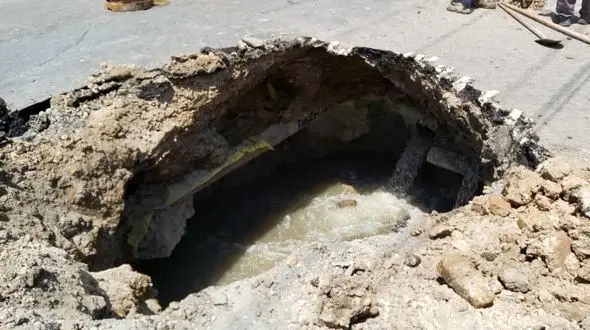 نشست زمین در آبادان / احتمال قطع 4 ساعته آب در آبادان + عکس و فیلم