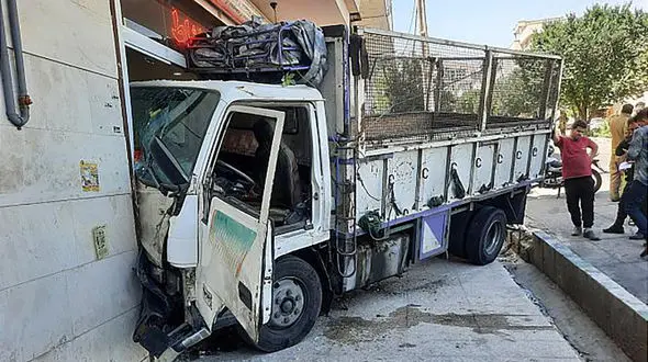 ورود سرزده کامیونت به مغازه مشاور املاک + عکس