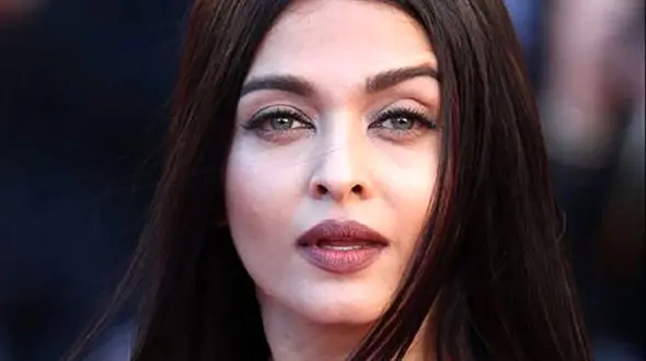 عکسی که آشواریا ستاره ی جذاب بالیوود به همراه دخترش منتشر کرد/دختر به زیبایی مادر!