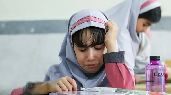 دانش آموزان با چه انگیزه ای هر روز صبح این لباس های بدقواره را بپوشند؟ / آموزش و پرورش: به ما ربطی ندارد، انجمن اولیا و مربیان تعیین کننده است