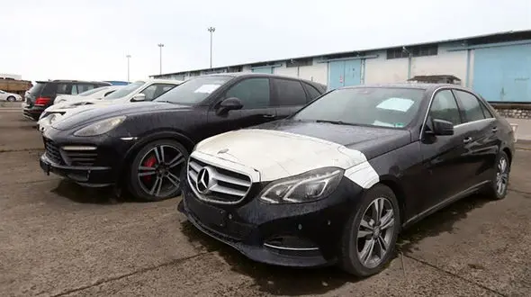 این خودروهای لوکس میلیاردی در بندر نوشهر خاک می خورد! + تصاویر