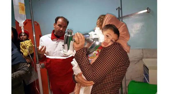 کودک 15 ماهه در انتظار قطع دست +عکس