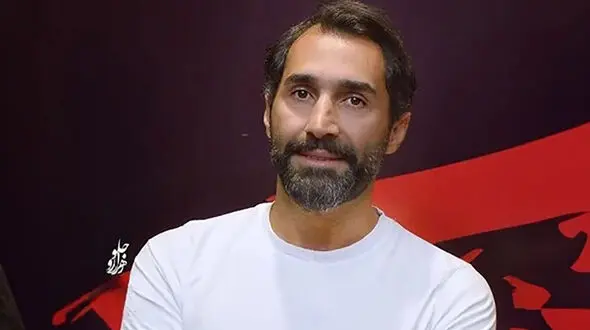 تصویری تلخ از هادی کاظمی در خانه ابدی مادرش/ تصویری که دل یک ملت را به درد آورد + عکس