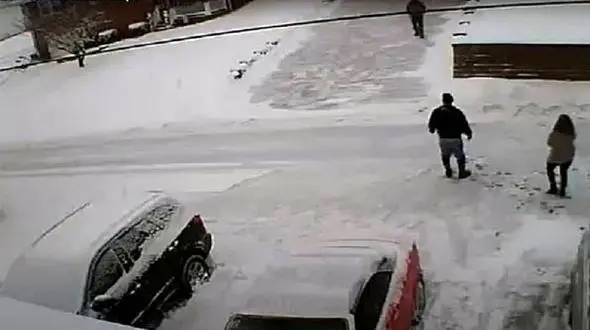 مرد نظامی همسایه هایش را گلوله باران کرد + فیلم اصابت گلوله و ناله مقتولان