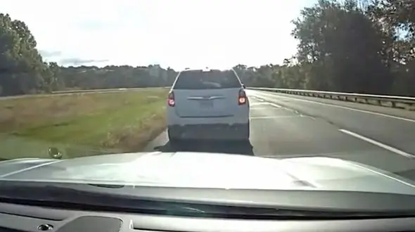 فیلم رانندگی هولناک در عالم مستی را ببینید / پلیس به موقع رسید