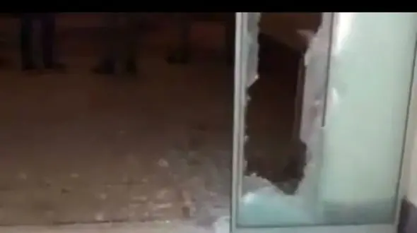 حمله جوان آستارایی با تبر به اورژانس / پلیس توضیح داد + فیلم و عکس