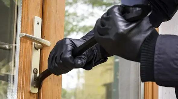 فیلم لحظه سرقت دزد خونسرد / 7 بار در یک شب از مدرسه معروف تهران سرقت کرد