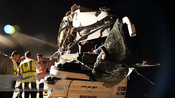 راننده اتوبوس زائران امام رضا(ع) به کامیون کوبید و کشته شد + عکس