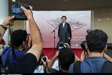  سخنرانی حجت‌الاسلام سیدمحمود دعایی در مراسم افتتاح نمایشگاه عکس "خانه‌ای که سیل برد، مهری که سیل آورد" در ایوان انتظار میدان ولیعصر(عج) 