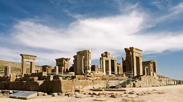 مافیای سازمان یافته در غارت  آثار باستانی/  مردم خود پاسبان آثار باستانی ایران شوند