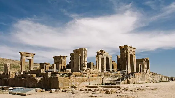 مافیای سازمان یافته در غارت  آثار باستانی/  مردم خود پاسبان آثار باستانی ایران شوند