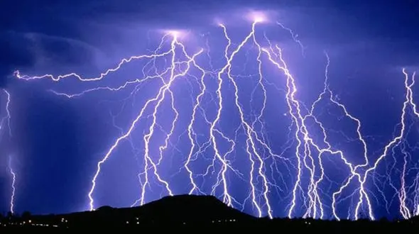 رعد و برق خانه ای را به آتش کشاند