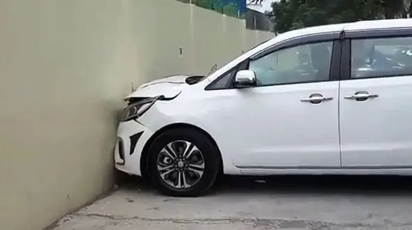 افتضاح خریدار خودرو در نمایشگاه! + فیلم