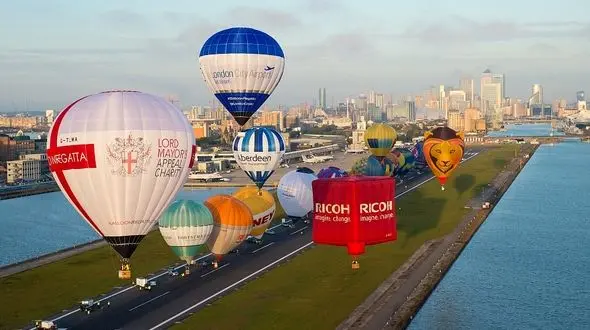 پرواز 170 بالن در آسمان بریتانیا + عکس