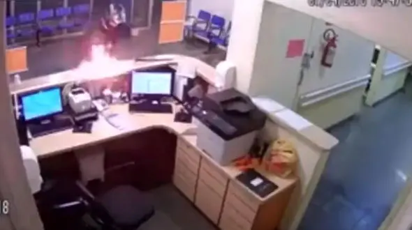 مرد ناراضی پذیرش بیمارستان را به آتش کشید +فیلم لحظه آتش افروزی 