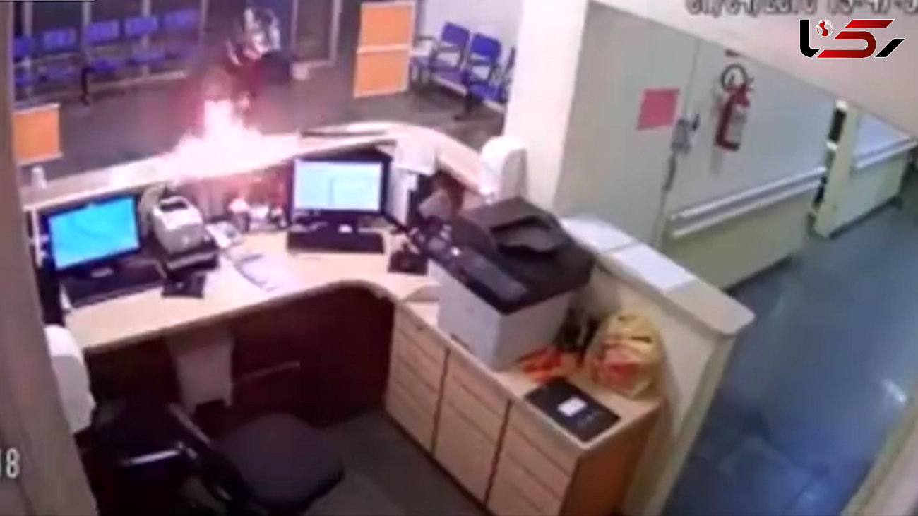 مرد ناراضی پذیرش بیمارستان را به آتش کشید +فیلم لحظه آتش افروزی 