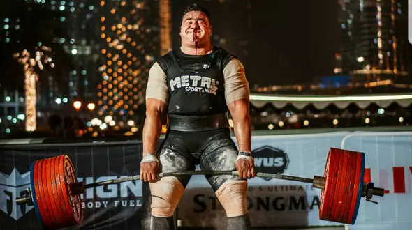 قدرت نمایی هرکول ایرانی در دوبی / او 420 کیلوگرم را از جا کند!