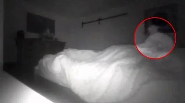 کشف  روح ایستاده بالای سر مرد خوابیده! + عکس