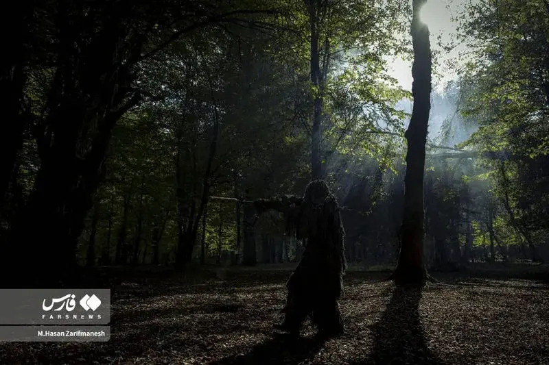 تمرین و آموزش های تخصصی رزم در جنگل توسط بسیجیان یگان ویژه فاتحین تهران بزرگ در جنگل‌های شمال کشور