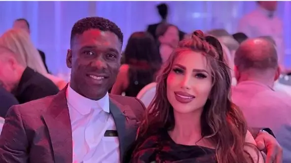 سیدورف اسطوره فوتبال برای  قرارداد با استقلال با همسر ایرانی‌اش وارد تهران شد + استوری زنش با پرچم ایران و قلب ایرانی