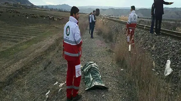 له شدن جوان سیرجانی زیر چرخ های قطار / حرکات هیجانی بوی خون گرفت! 