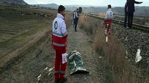 له شدن جوان سیرجانی زیر چرخ های قطار / حرکات هیجانی بوی خون گرفت! 