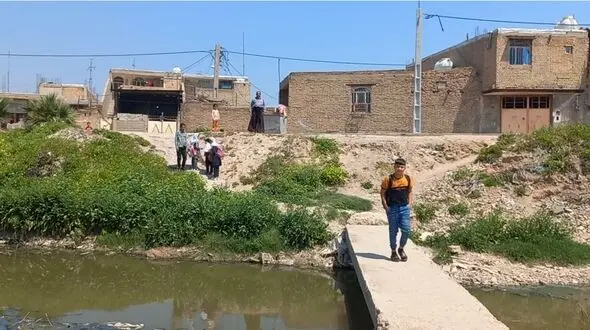 مسئولین خوزستان پاسخگو باشند/ بوی نامطبوع و فاضلاب صنعتی؛ سهم مردم سیاه منصور از خمیرمایه خوزستان است!+فیلم