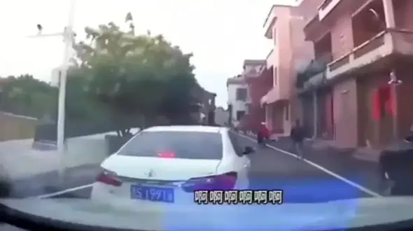 فیلم رانندگی خطرناک یک زن / به جای ترمز فقط گاز میداد